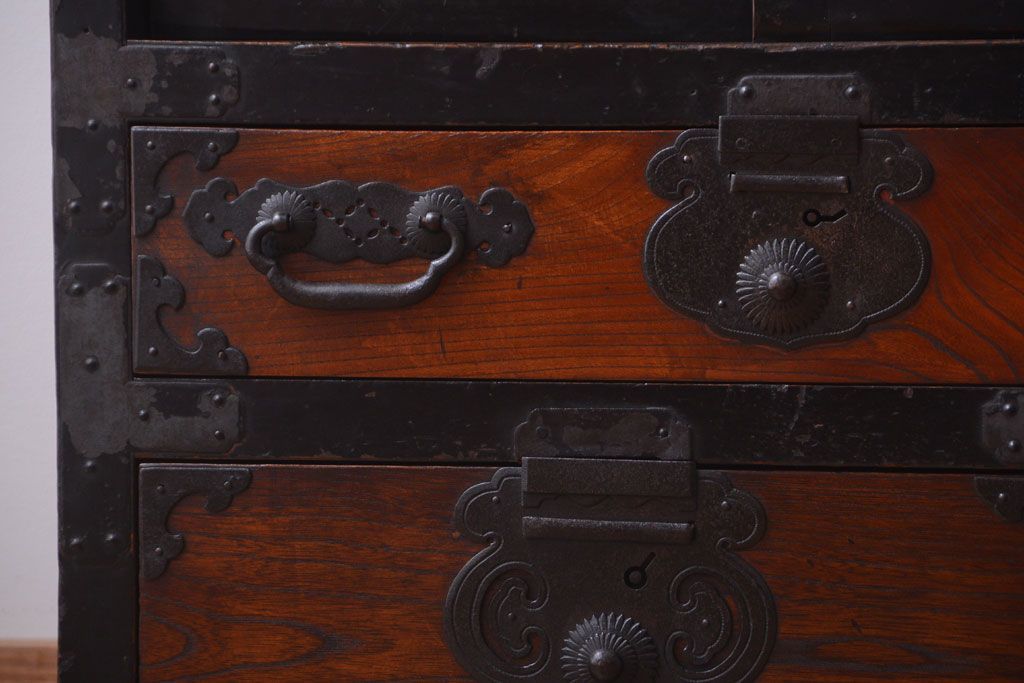 アンティーク家具　古民具・骨董　前面欅材!巾着型金具の松本帳場箪笥