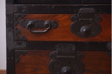 アンティーク家具　古民具・骨董　前面欅材!巾着型金具の松本帳場箪笥