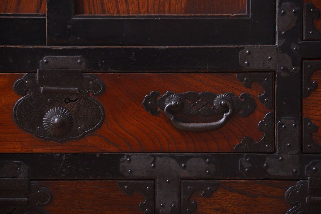 アンティーク家具　古民具・骨董　前面欅材!巾着型金具の松本帳場箪笥