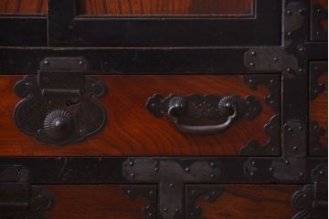 アンティーク家具　古民具・骨董　前面欅材!巾着型金具の松本帳場箪笥