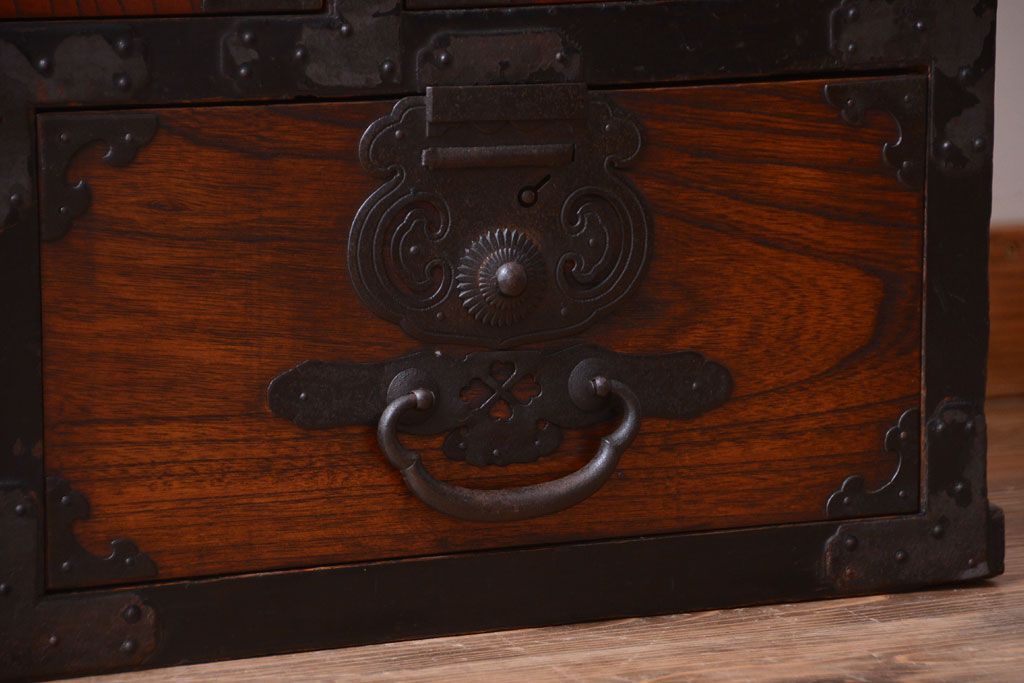 アンティーク家具　古民具・骨董　前面欅材!巾着型金具の松本帳場箪笥