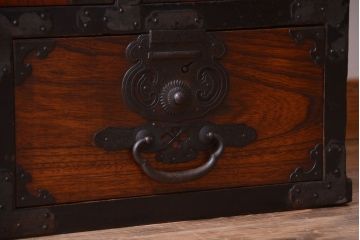 アンティーク家具　古民具・骨董　前面欅材!巾着型金具の松本帳場箪笥