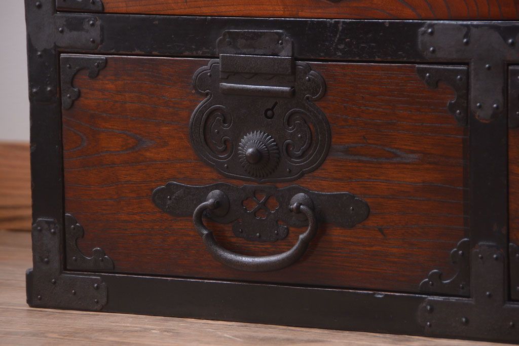 アンティーク家具　古民具・骨董　前面欅材!巾着型金具の松本帳場箪笥