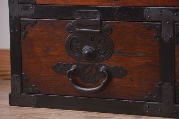 アンティーク家具　古民具・骨董　前面欅材!巾着型金具の松本帳場箪笥