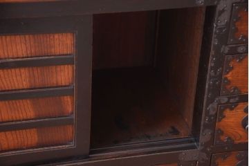 アンティーク家具　古民具・骨董　前面欅材!巾着型金具の松本帳場箪笥