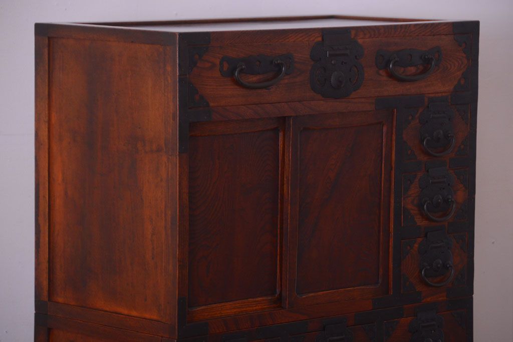 アンティーク家具　古民具・骨董　前面欅材!巾着型金具の二段重ね松本帳場箪笥