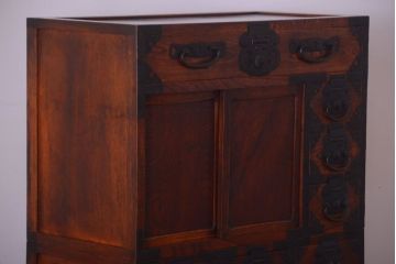アンティーク家具　古民具・骨董　前面欅材!巾着型金具の二段重ね松本帳場箪笥