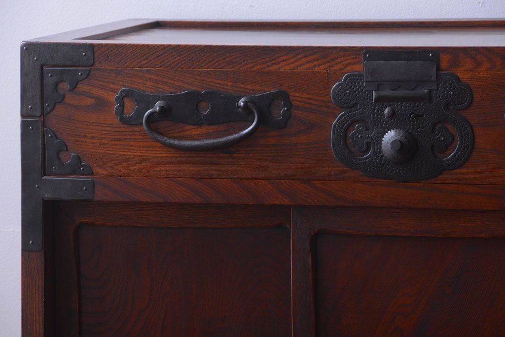 アンティーク家具　古民具・骨董　前面欅材!巾着型金具の二段重ね松本帳場箪笥