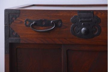 アンティーク家具　古民具・骨董　前面欅材!巾着型金具の二段重ね松本帳場箪笥