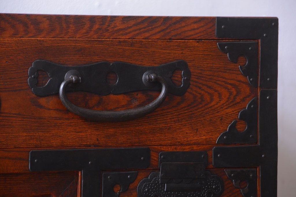 アンティーク家具　古民具・骨董　前面欅材!巾着型金具の二段重ね松本帳場箪笥