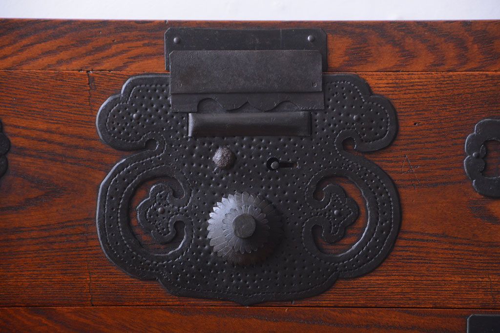 アンティーク家具　古民具・骨董　前面欅材!巾着型金具の二段重ね松本帳場箪笥