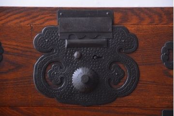 アンティーク家具　古民具・骨董　前面欅材!巾着型金具の二段重ね松本帳場箪笥