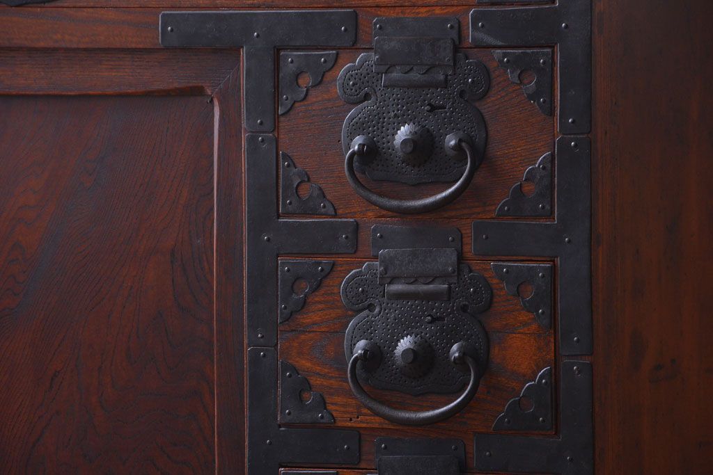 アンティーク家具　古民具・骨董　前面欅材!巾着型金具の二段重ね松本帳場箪笥