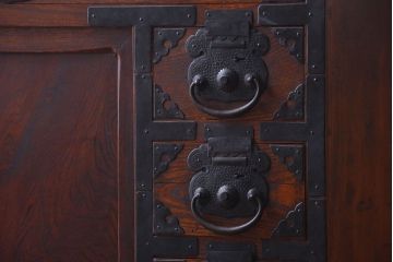アンティーク家具　古民具・骨董　前面欅材!巾着型金具の二段重ね松本帳場箪笥