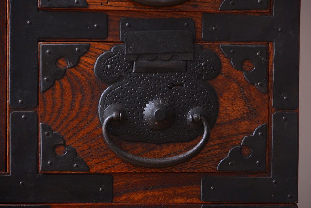 アンティーク家具　古民具・骨董　前面欅材!巾着型金具の二段重ね松本帳場箪笥