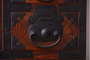 アンティーク家具　古民具・骨董　前面欅材!巾着型金具の二段重ね松本帳場箪笥