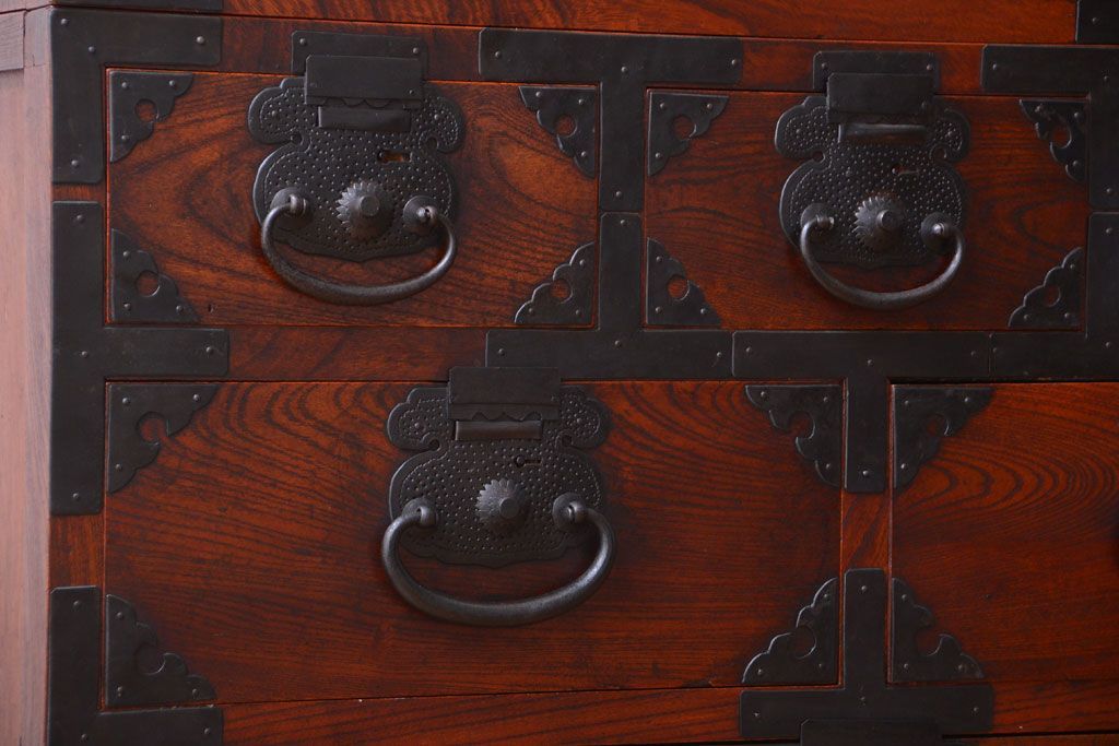 アンティーク家具　古民具・骨董　前面欅材!巾着型金具の二段重ね松本帳場箪笥