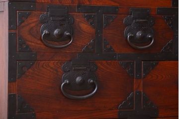 アンティーク家具　古民具・骨董　前面欅材!巾着型金具の二段重ね松本帳場箪笥