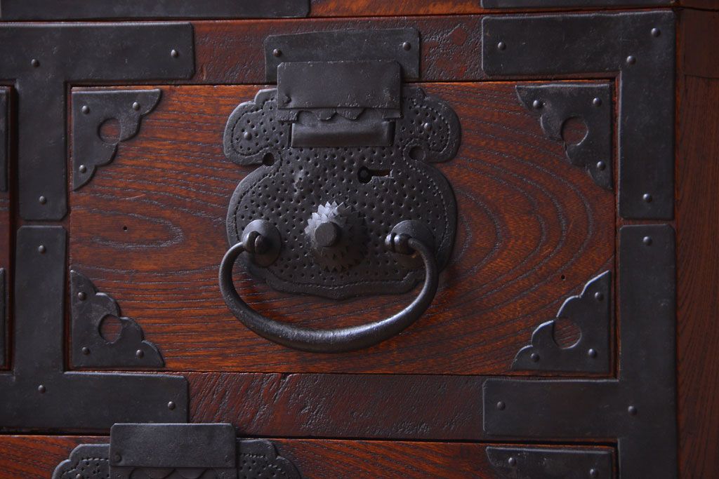 アンティーク家具　古民具・骨董　前面欅材!巾着型金具の二段重ね松本帳場箪笥