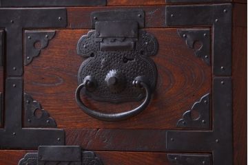 アンティーク家具　古民具・骨董　前面欅材!巾着型金具の二段重ね松本帳場箪笥