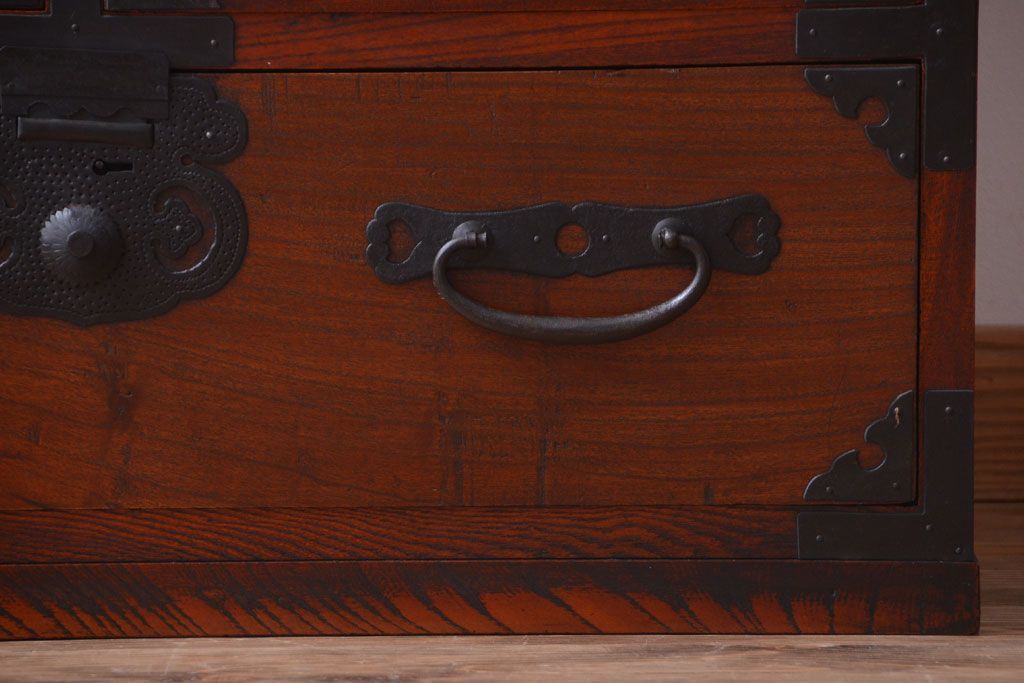 アンティーク家具　古民具・骨董　前面欅材!巾着型金具の二段重ね松本帳場箪笥