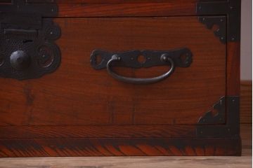 アンティーク家具　古民具・骨董　前面欅材!巾着型金具の二段重ね松本帳場箪笥