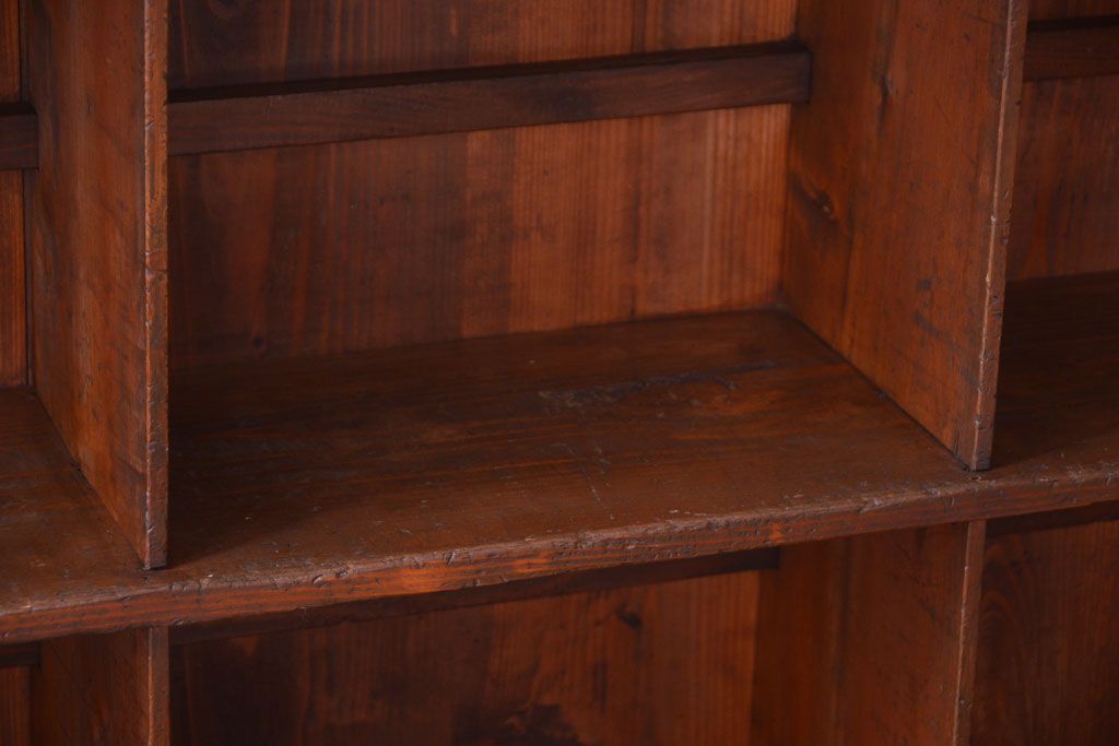 アンティーク家具　和製アンティーク　脚付き!古い木製の横型マス目棚(飾り棚)(1)