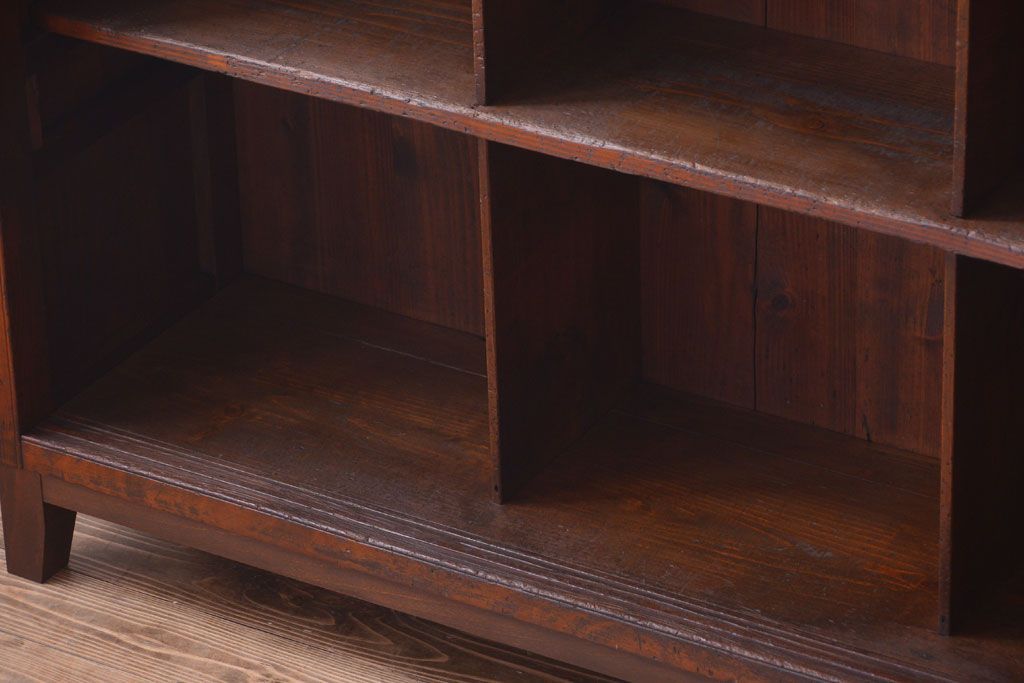 アンティーク家具　和製アンティーク　脚付き!古い木製の横型マス目棚(飾り棚)(1)