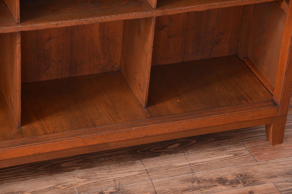 アンティーク家具　和製アンティーク　脚付き!古い木製の横型マス目棚(飾り棚)(2)