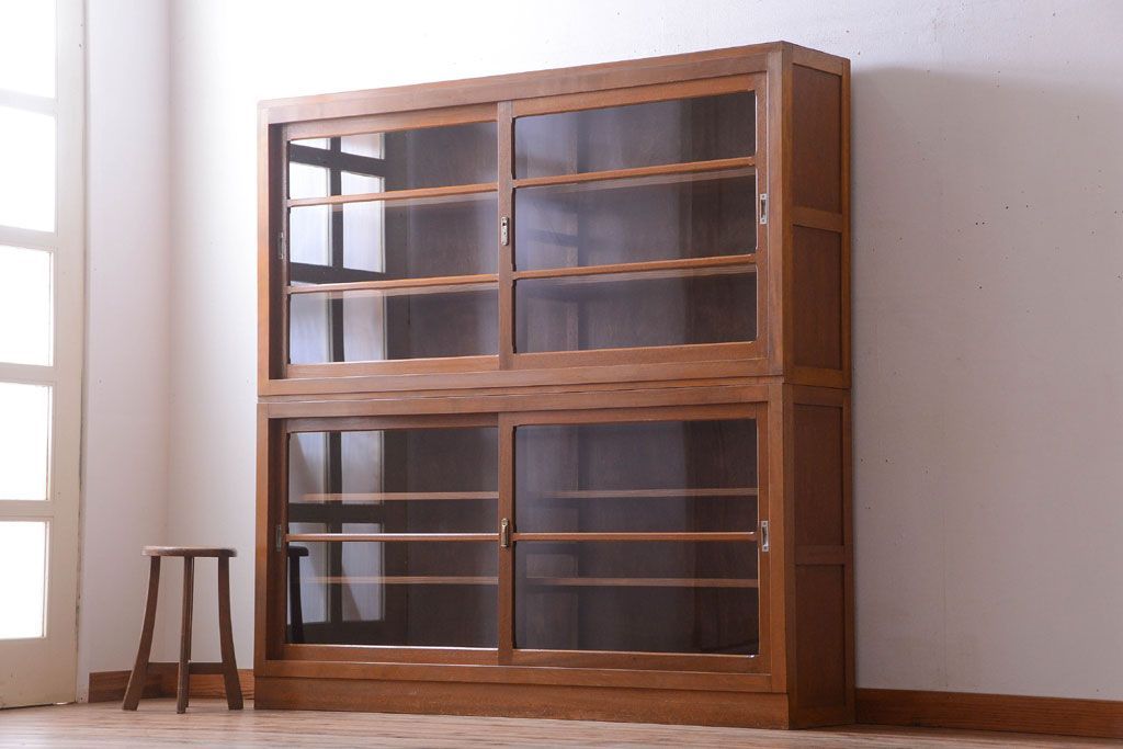 レトロ家具　昭和レトロ　古い木のシンプルなアンティーク戸棚