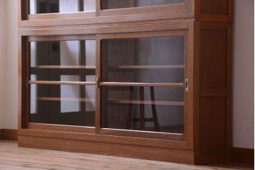 レトロ家具　昭和レトロ　古い木のシンプルなアンティーク戸棚