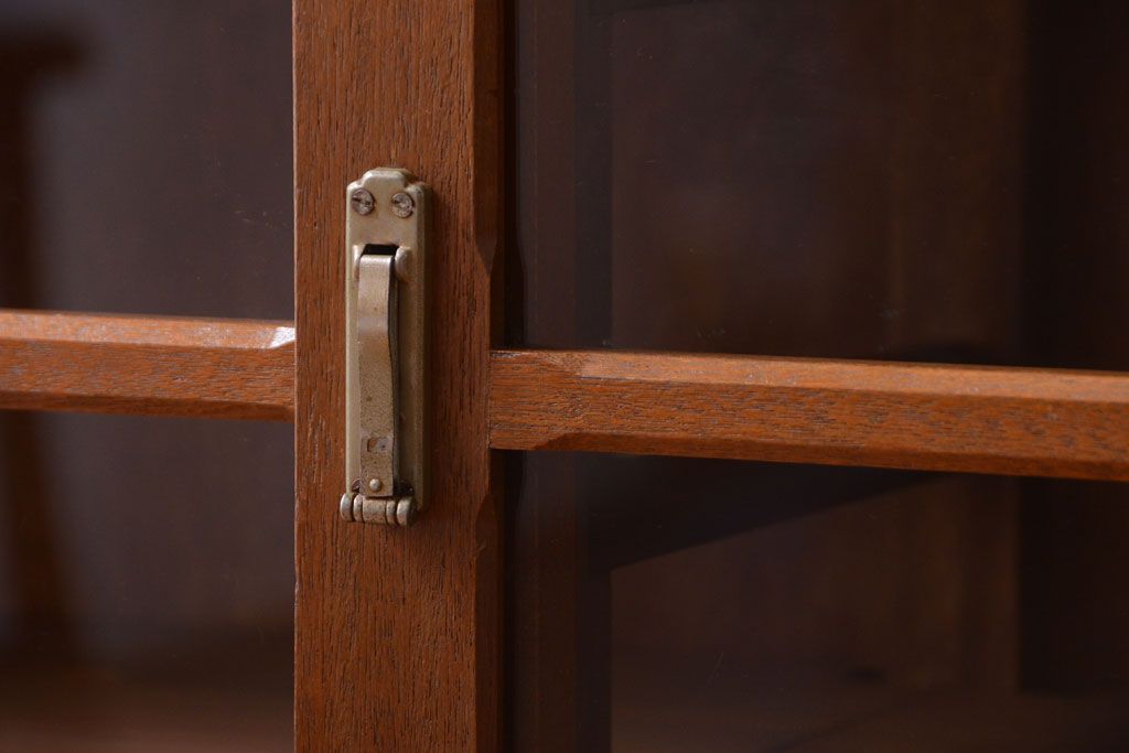 レトロ家具　昭和レトロ　古い木のシンプルなアンティーク戸棚