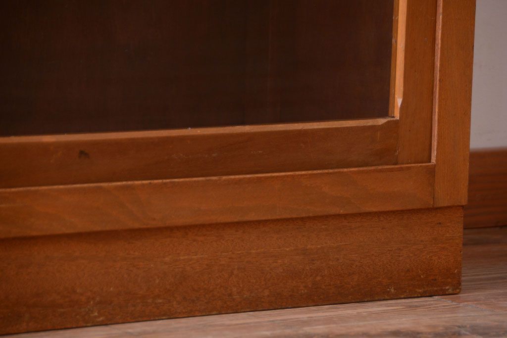 レトロ家具　昭和レトロ　古い木のシンプルなアンティーク戸棚