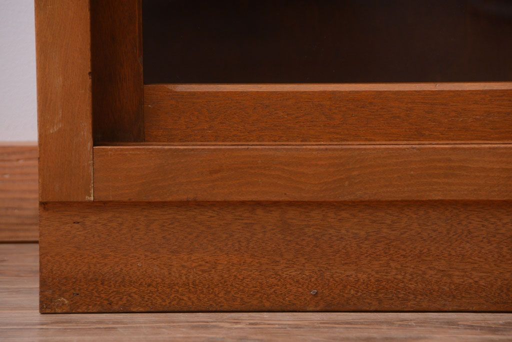 レトロ家具　昭和レトロ　古い木のシンプルなアンティーク戸棚