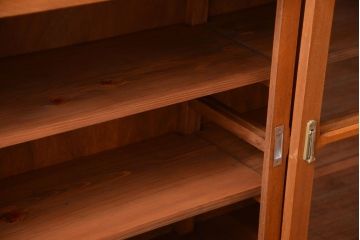 レトロ家具　昭和レトロ　古い木のシンプルなアンティーク戸棚