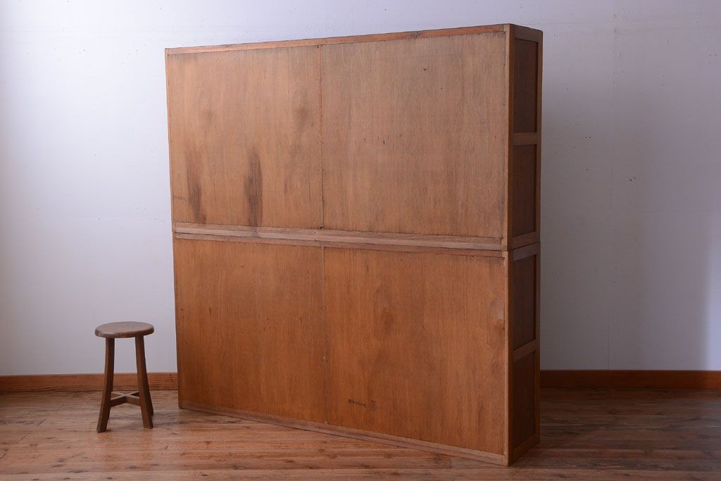 レトロ家具　昭和レトロ　古い木のシンプルなアンティーク戸棚