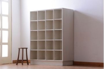 アンティーク家具　アンティークペイント　両面収納が便利な縦型マス目棚(収納棚、戸棚)