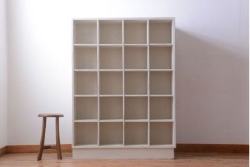 アンティーク家具　アンティークペイント　両面収納が便利な縦型マス目棚(収納棚、戸棚)