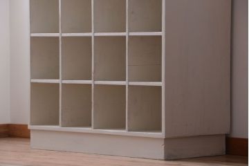 アンティーク家具　アンティークペイント　両面収納が便利な縦型マス目棚(収納棚、戸棚)