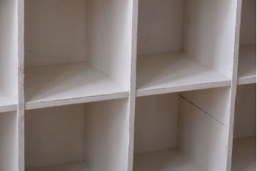 アンティーク家具　アンティークペイント　両面収納が便利な縦型マス目棚(収納棚、戸棚)