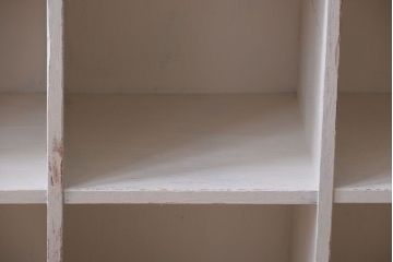 アンティーク家具　アンティークペイント　両面収納が便利な縦型マス目棚(収納棚、戸棚)