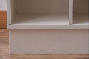 アンティーク家具　アンティークペイント　両面収納が便利な縦型マス目棚(収納棚、戸棚)