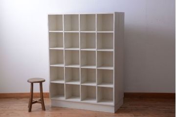 アンティーク家具　アンティークペイント　両面収納が便利な縦型マス目棚(収納棚、戸棚)