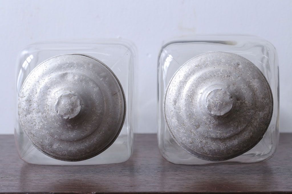 アンティーク雑貨　昭和レトロ　アルミの蓋付き!アンティークガラス瓶2個セット