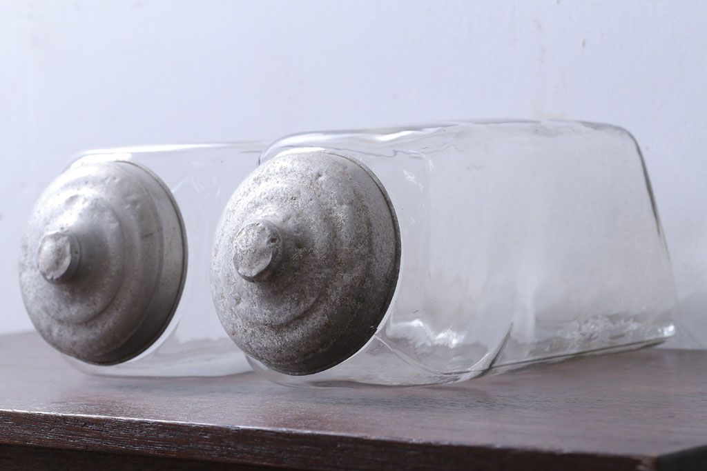 アンティーク雑貨　昭和レトロ　アルミの蓋付き!アンティークガラス瓶2個セット