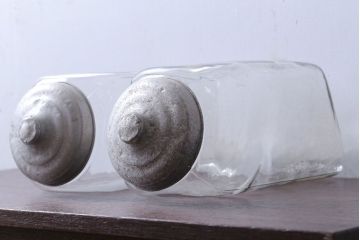 アンティーク雑貨　昭和レトロ　アルミの蓋付き!アンティークガラス瓶2個セット