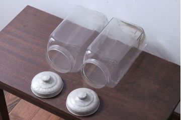 アンティーク雑貨　昭和レトロ　アルミの蓋付き!アンティークガラス瓶2個セット