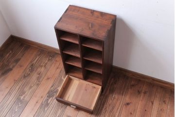 アンティーク家具　和製アンティーク　引き出し付き!小さな縦型マス目棚