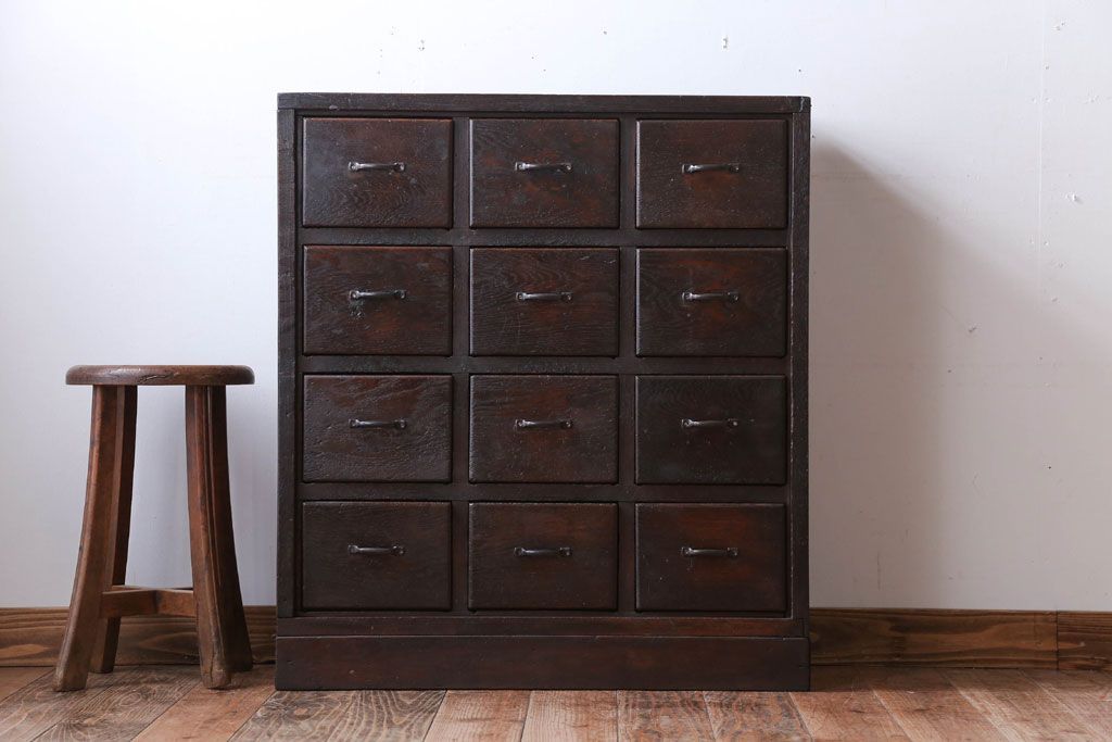 アンティーク家具　アンティーク　　三方ナラ材の12杯小引き出し