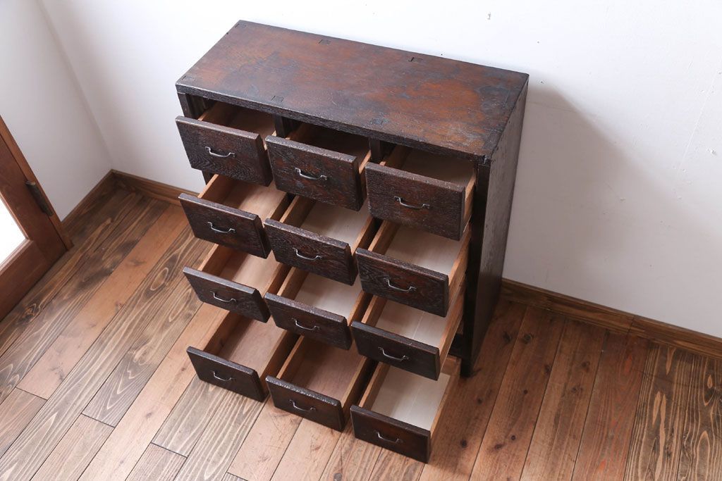 アンティーク家具　アンティーク　　三方ナラ材の12杯小引き出し